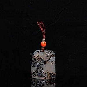 A Chinese agate 'dragon' pendant, 18/19th C. — 照片 1