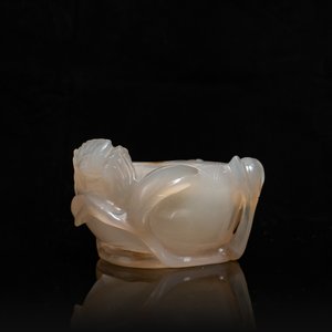 A Chinese agate peach-form brush washer, Qing — 照片 3