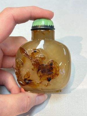 A Chinese agate 'Rooster' snuff bottle, 1780-1850 — photo 1