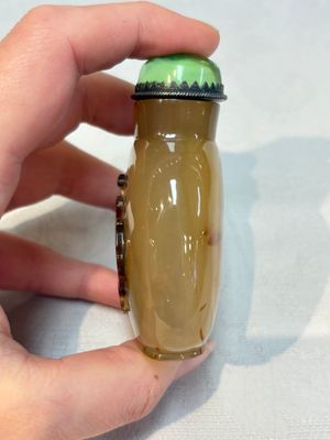 A Chinese agate 'Rooster' snuff bottle, 1780-1850 — photo 2