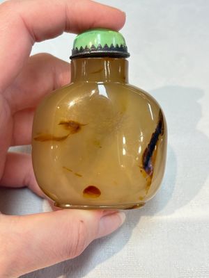 A Chinese agate 'Rooster' snuff bottle, 1780-1850 — photo 3