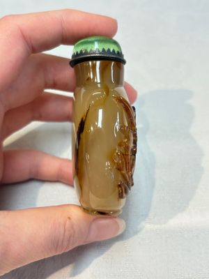 A Chinese agate 'Rooster' snuff bottle, 1780-1850 — photo 4