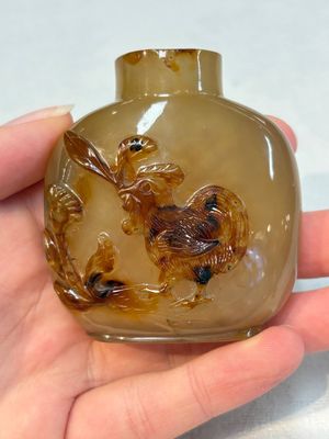 A Chinese agate 'Rooster' snuff bottle, 1780-1850 — photo 8