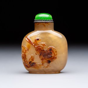 A Chinese agate 'Rooster' snuff bottle, 1780-1850 — photo 1