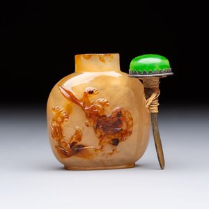 A Chinese agate 'Rooster' snuff bottle, 1780-1850 — photo 2