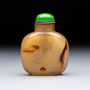 A Chinese agate 'Rooster' snuff bottle, 1780-1850 — photo 4