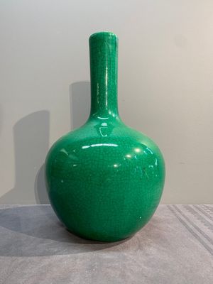 A Chinese apple-green-glazed and two copper-red-glazed bottle vases, Kangxi mark, 19/20th C. — photo 1