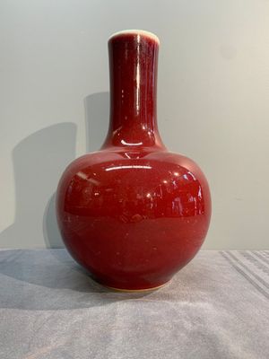 A Chinese apple-green-glazed and two copper-red-glazed bottle vases, Kangxi mark, 19/20th C. — photo 14