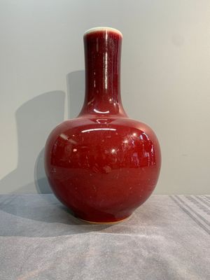 A Chinese apple-green-glazed and two copper-red-glazed bottle vases, Kangxi mark, 19/20th C. — photo 15