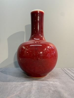 A Chinese apple-green-glazed and two copper-red-glazed bottle vases, Kangxi mark, 19/20th C. — photo 16