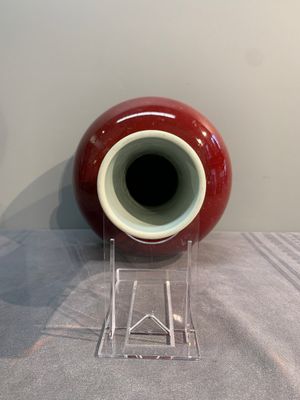 A Chinese apple-green-glazed and two copper-red-glazed bottle vases, Kangxi mark, 19/20th C. — photo 17
