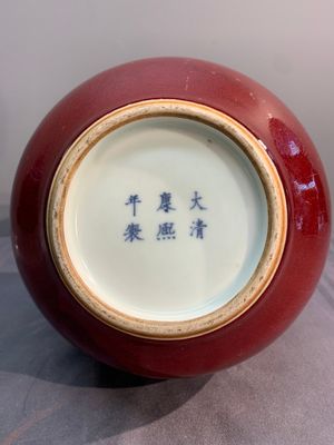 A Chinese apple-green-glazed and two copper-red-glazed bottle vases, Kangxi mark, 19/20th C. — photo 18
