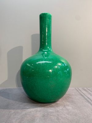 A Chinese apple-green-glazed and two copper-red-glazed bottle vases, Kangxi mark, 19/20th C. — photo 2