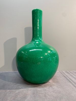 A Chinese apple-green-glazed and two copper-red-glazed bottle vases, Kangxi mark, 19/20th C. — photo 3