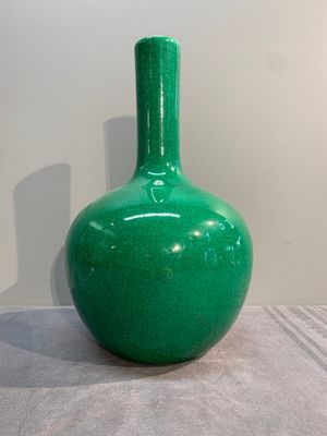 A Chinese apple-green-glazed and two copper-red-glazed bottle vases, Kangxi mark, 19/20th C. — photo 4