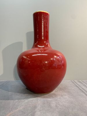 A Chinese apple-green-glazed and two copper-red-glazed bottle vases, Kangxi mark, 19/20th C. — photo 7