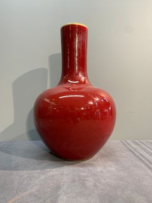A Chinese apple-green-glazed and two copper-red-glazed bottle vases, Kangxi mark, 19/20th C. — photo 8