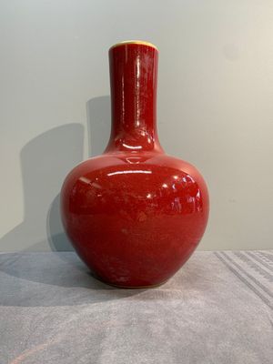 A Chinese apple-green-glazed and two copper-red-glazed bottle vases, Kangxi mark, 19/20th C. — photo 9