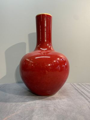 A Chinese apple-green-glazed and two copper-red-glazed bottle vases, Kangxi mark, 19/20th C. — photo 10