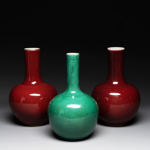 A Chinese apple-green-glazed and two copper-red-glazed bottle vases, Kangxi mark, 19/20th C. — photo 1