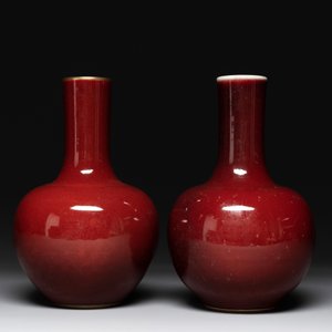 A Chinese apple-green-glazed and two copper-red-glazed bottle vases, Kangxi mark, 19/20th C. — photo 2