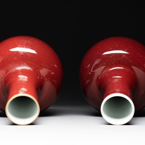 A Chinese apple-green-glazed and two copper-red-glazed bottle vases, Kangxi mark, 19/20th C. — photo 3