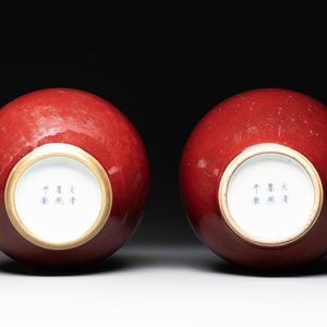 A Chinese apple-green-glazed and two copper-red-glazed bottle vases, Kangxi mark, 19/20th C. — photo 4