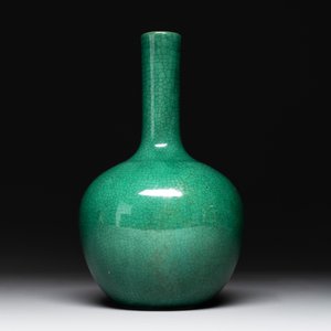 A Chinese apple-green-glazed and two copper-red-glazed bottle vases, Kangxi mark, 19/20th C. — photo 5