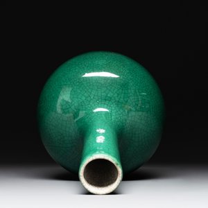 A Chinese apple-green-glazed and two copper-red-glazed bottle vases, Kangxi mark, 19/20th C. — photo 6