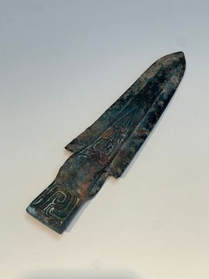 A Chinese archaic bronze dagger-axe, 'Ge 戈', Western Zhou — 照片 1