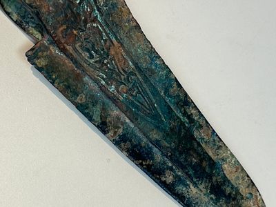 A Chinese archaic bronze dagger-axe, 'Ge 戈', Western Zhou — 照片 8
