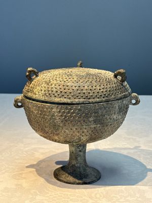 A Chinese archaic bronze food vessel and cover with 'Leiwen' and bosses design, 'Dou 豆', Eastern Zhou — 照片 1