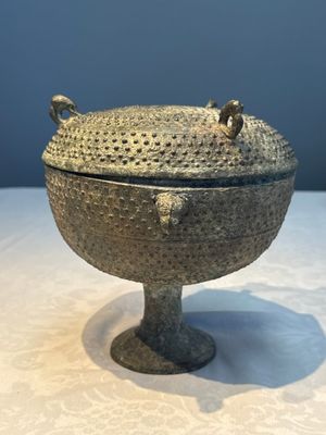 A Chinese archaic bronze food vessel and cover with 'Leiwen' and bosses design, 'Dou 豆', Eastern Zhou — 照片 2