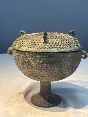 A Chinese archaic bronze food vessel and cover with 'Leiwen' and bosses design, 'Dou 豆', Eastern Zhou — 照片 3
