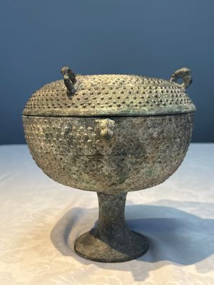 A Chinese archaic bronze food vessel and cover with 'Leiwen' and bosses design, 'Dou 豆', Eastern Zhou — 照片 4