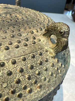 A Chinese archaic bronze food vessel and cover with 'Leiwen' and bosses design, 'Dou 豆', Eastern Zhou — 照片 7