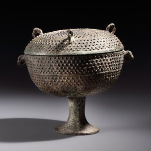 A Chinese archaic bronze food vessel and cover with 'Leiwen' and bosses design, 'Dou 豆', Eastern Zhou — 照片 1