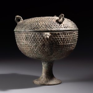 A Chinese archaic bronze food vessel and cover with 'Leiwen' and bosses design, 'Dou 豆', Eastern Zhou — 照片 2