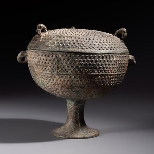 A Chinese archaic bronze food vessel and cover with 'Leiwen' and bosses design, 'Dou 豆', Eastern Zhou — 照片 3