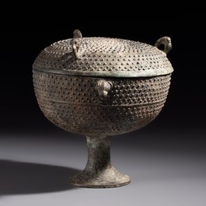 A Chinese archaic bronze food vessel and cover with 'Leiwen' and bosses design, 'Dou 豆', Eastern Zhou — 照片 4