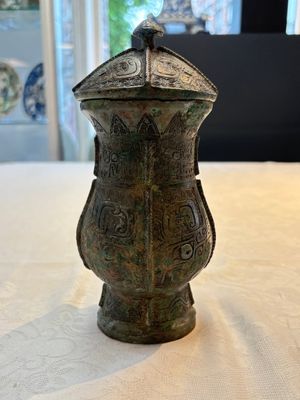 A Chinese archaic bronze food vessel and cover with taotie design, 'zhi 觶', Shang — photo 1