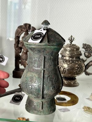 A Chinese archaic bronze food vessel and cover with taotie design, 'zhi 觶', Shang — photo 11