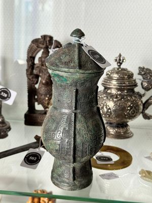 A Chinese archaic bronze food vessel and cover with taotie design, 'zhi 觶', Shang — photo 12