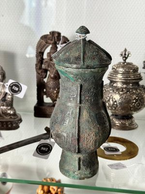 A Chinese archaic bronze food vessel and cover with taotie design, 'zhi 觶', Shang — photo 14