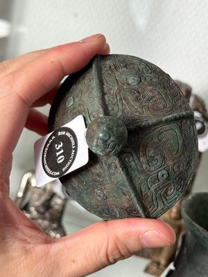 A Chinese archaic bronze food vessel and cover with taotie design, 'zhi 觶', Shang — photo 15