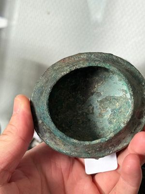 A Chinese archaic bronze food vessel and cover with taotie design, 'zhi 觶', Shang — photo 17