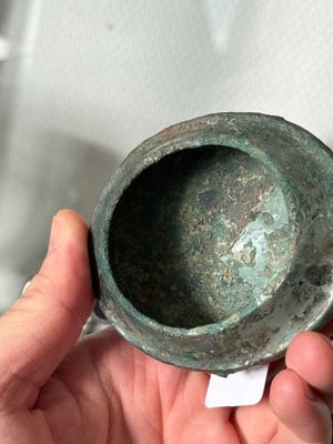 A Chinese archaic bronze food vessel and cover with taotie design, 'zhi 觶', Shang — photo 18