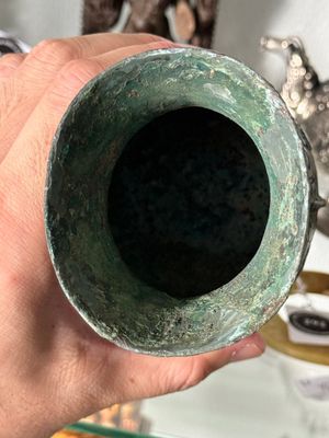 A Chinese archaic bronze food vessel and cover with taotie design, 'zhi 觶', Shang — photo 20