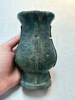 A Chinese archaic bronze food vessel and cover with taotie design, 'zhi 觶', Shang — photo 2