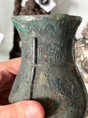 A Chinese archaic bronze food vessel and cover with taotie design, 'zhi 觶', Shang — photo 21